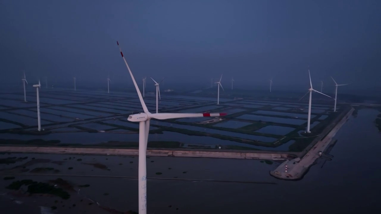 日出时分海边的风力发电机视频素材