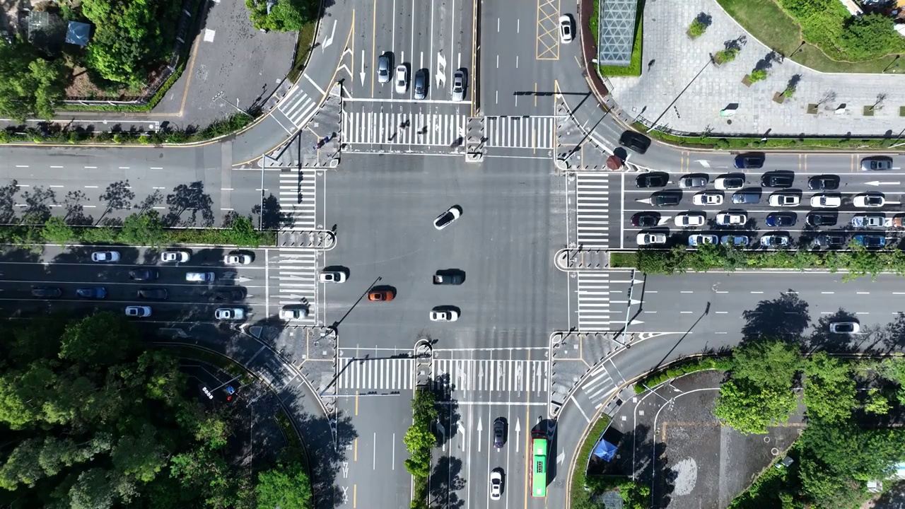 城市公路十字路口繁忙车流视频素材