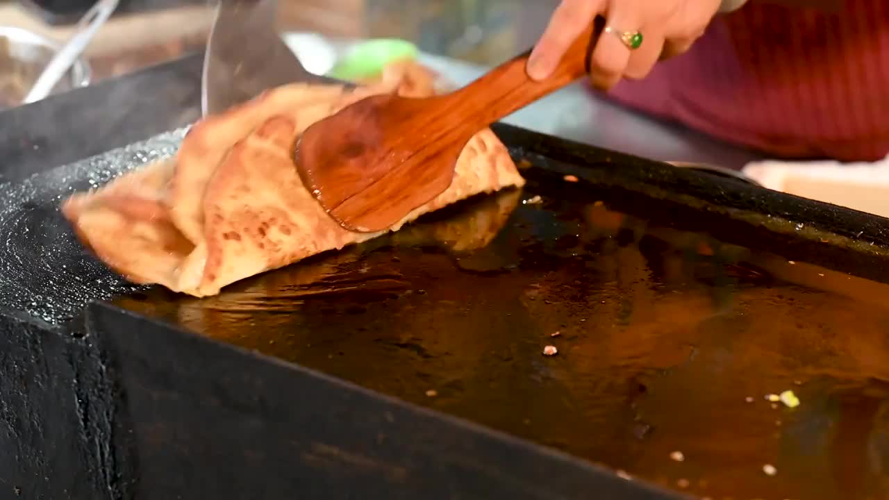 中国河南开封当地特色美食羊肉炕馍制作过程视频素材