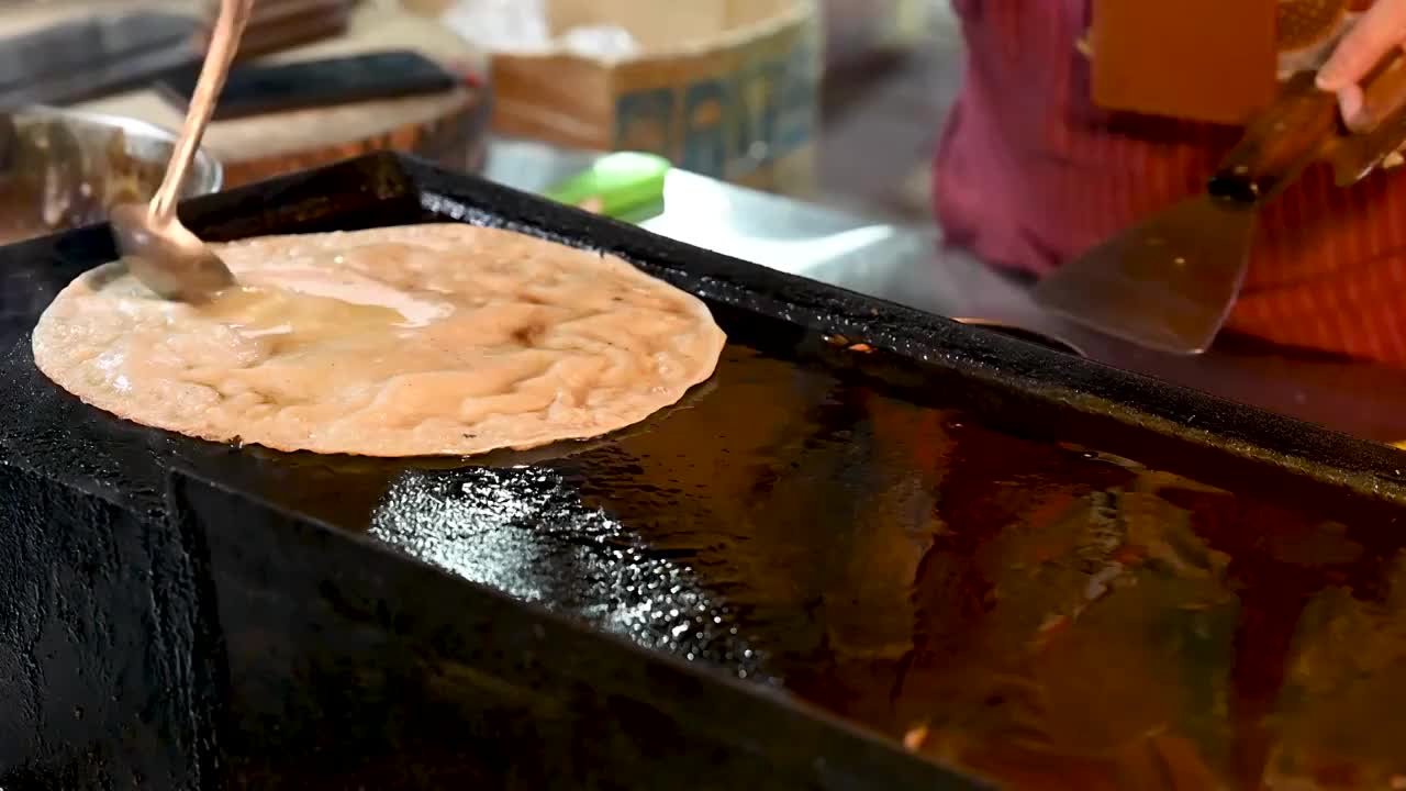 中国河南开封当地特色美食羊肉炕馍制作过程视频素材