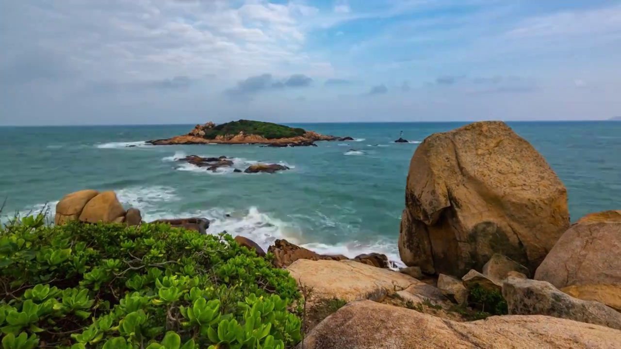 海南萬寧港門石山頂视频素材