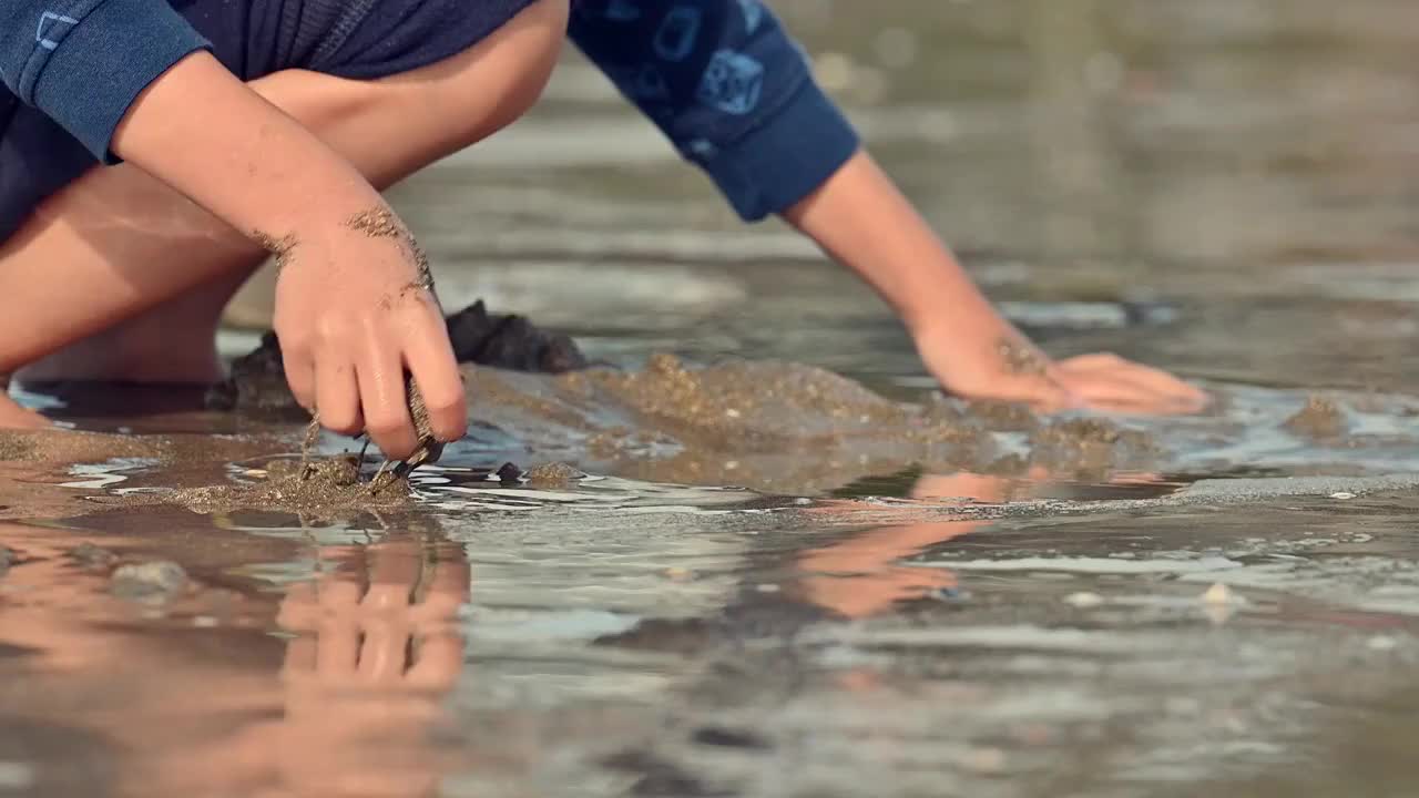 小孩玩沙子慢动作视频素材