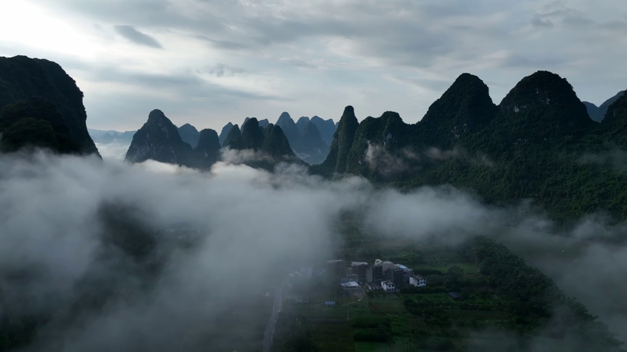 航拍桂林阳朔喀斯特地貌视频素材