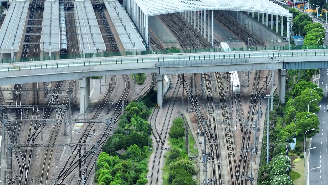 沪宁铁路线上无锡市火车站和谐号高铁进站画面视频素材