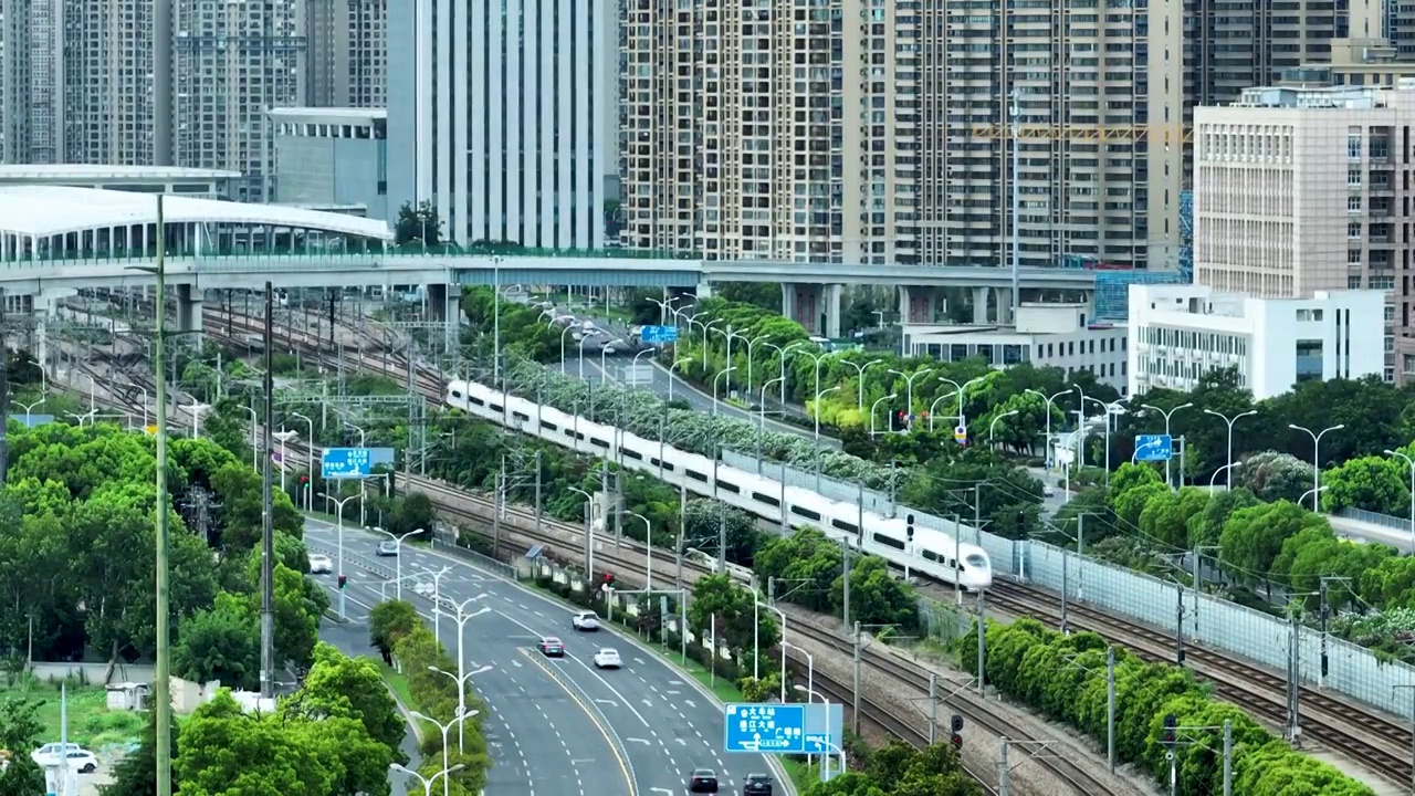 沪宁铁路线上无锡市火车站和谐号高铁进站画面视频素材