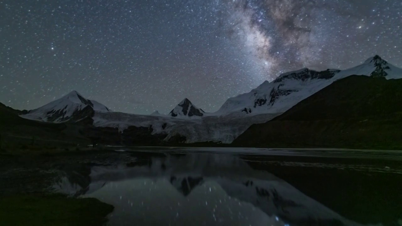 西藏那曲：夏季萨普冰川的星空延时视频视频素材