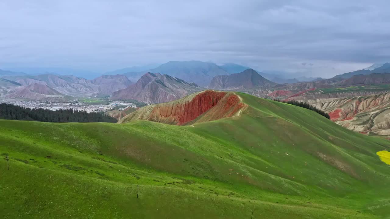 祁连卓尔山，祁连卓尔山景区的航拍，夏天的田园风光视频素材