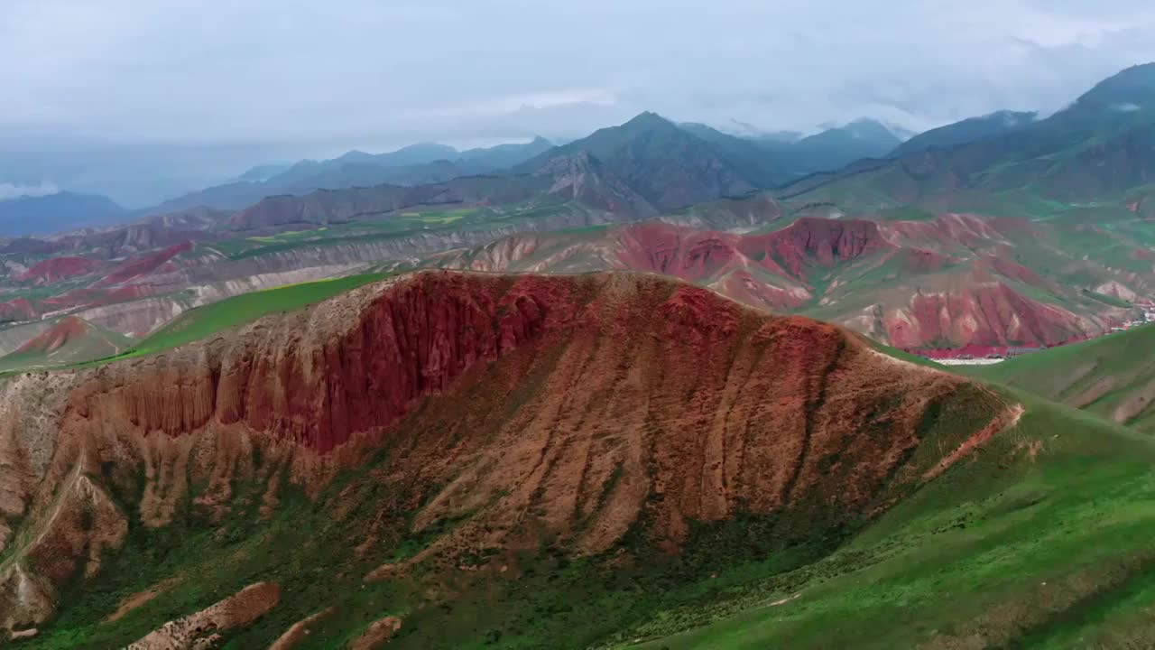 祁连卓尔山，祁连卓尔山景区的航拍，夏天的田园风光视频素材