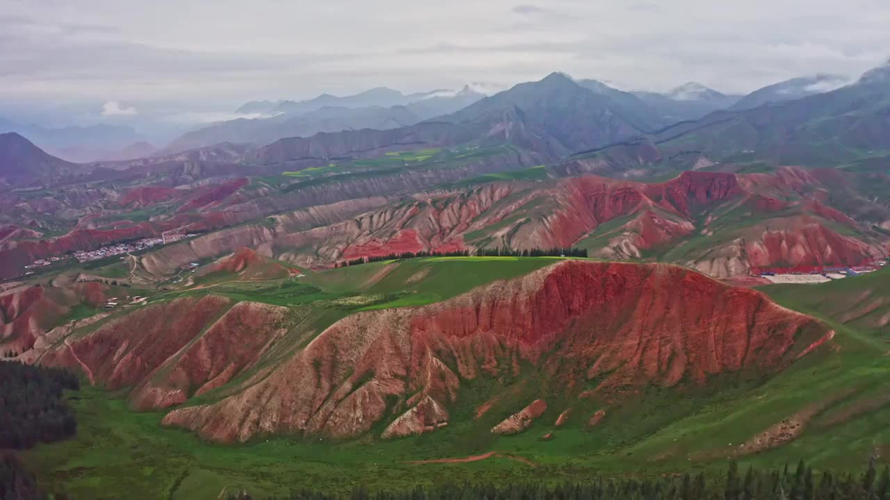 祁连卓尔山，祁连卓尔山景区的航拍，夏天的田园风光视频素材