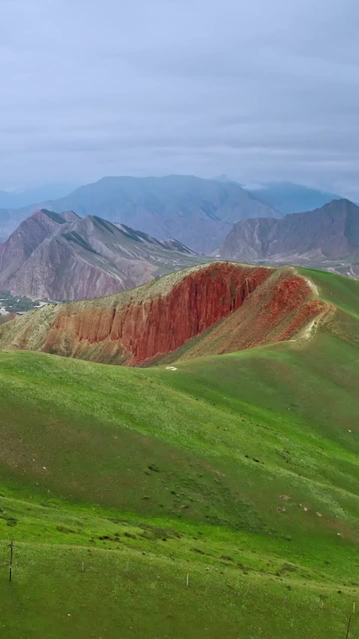 祁连卓尔山，祁连卓尔山景区的航拍，夏天的田园风光视频素材