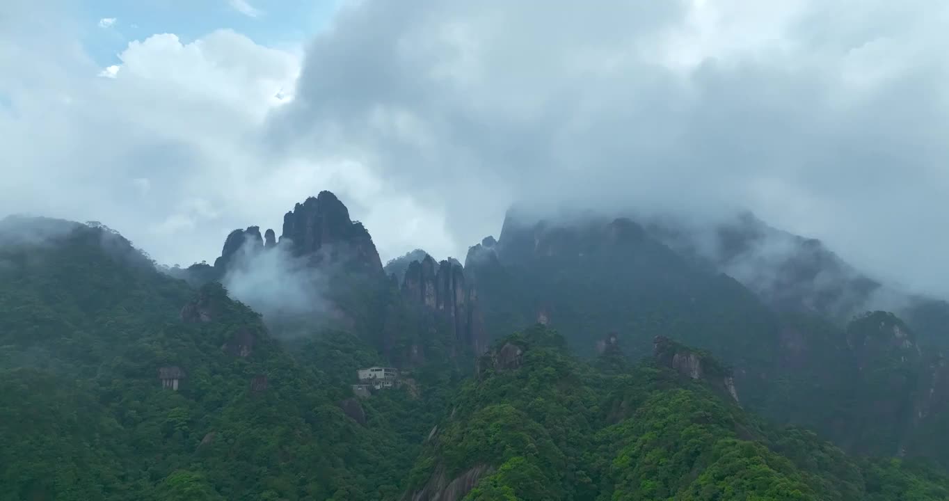 江西上饶：航拍暑期雨后云雾三清山视频素材