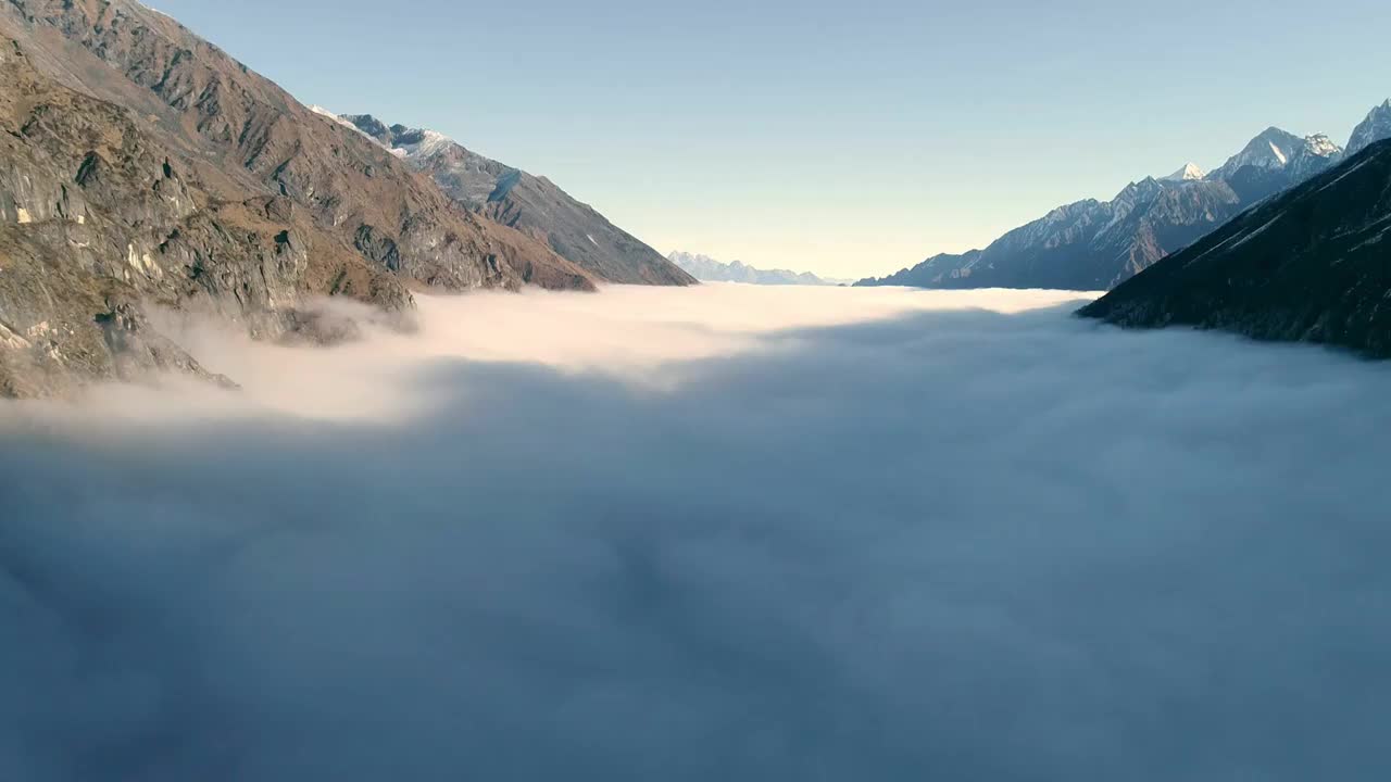 四川阿坝州毕棚沟风景区雪山云海航拍视频素材