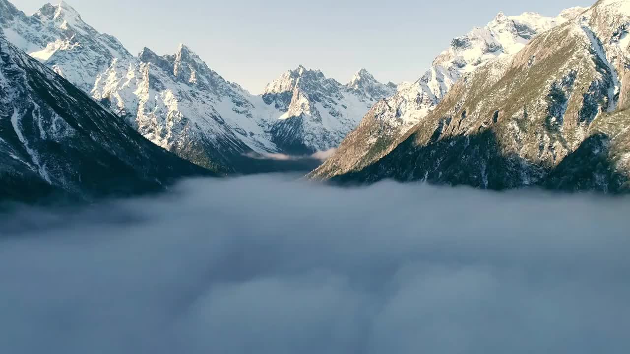 四川阿坝州毕棚沟风景区雪山云海航拍视频素材