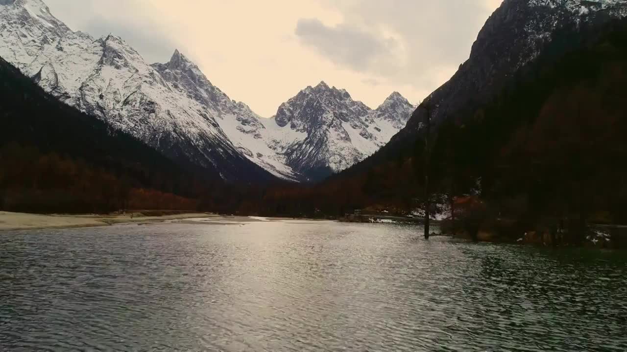 四川阿坝州毕棚沟风景区雪山云海航拍视频素材