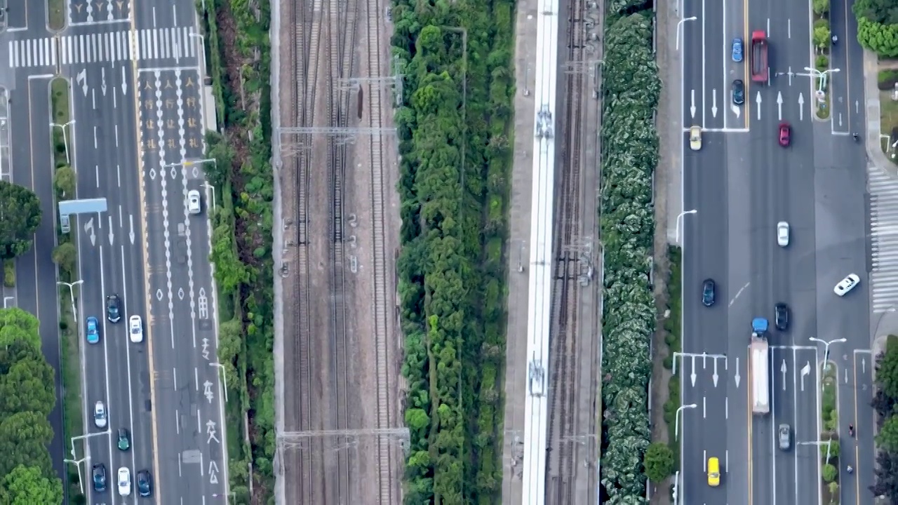 沪宁铁路线上无锡市火车站和谐号高铁进站画面视频素材