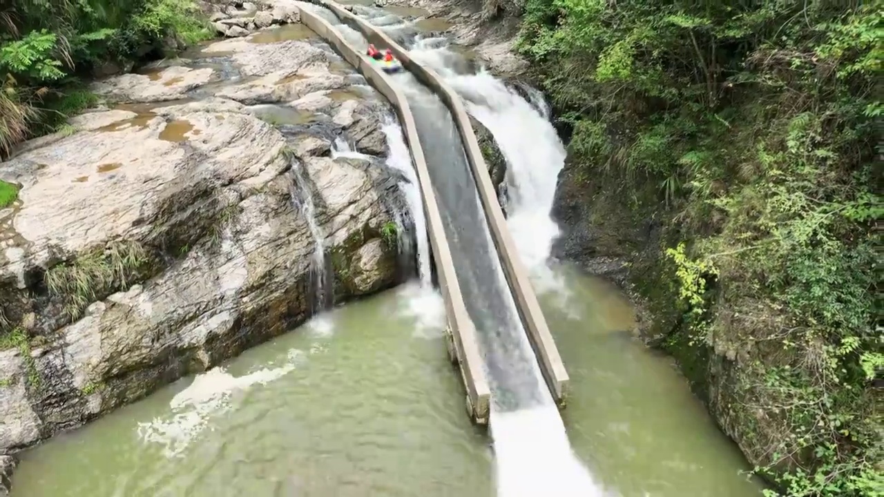 漂流激流勇进山峡谷激情航拍惊险橡皮筏艇视频素材