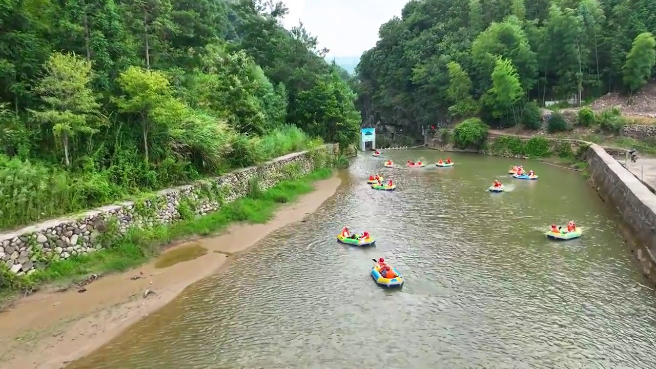 漂流山峡谷激情航拍惊险多艘橡皮筏艇视频素材