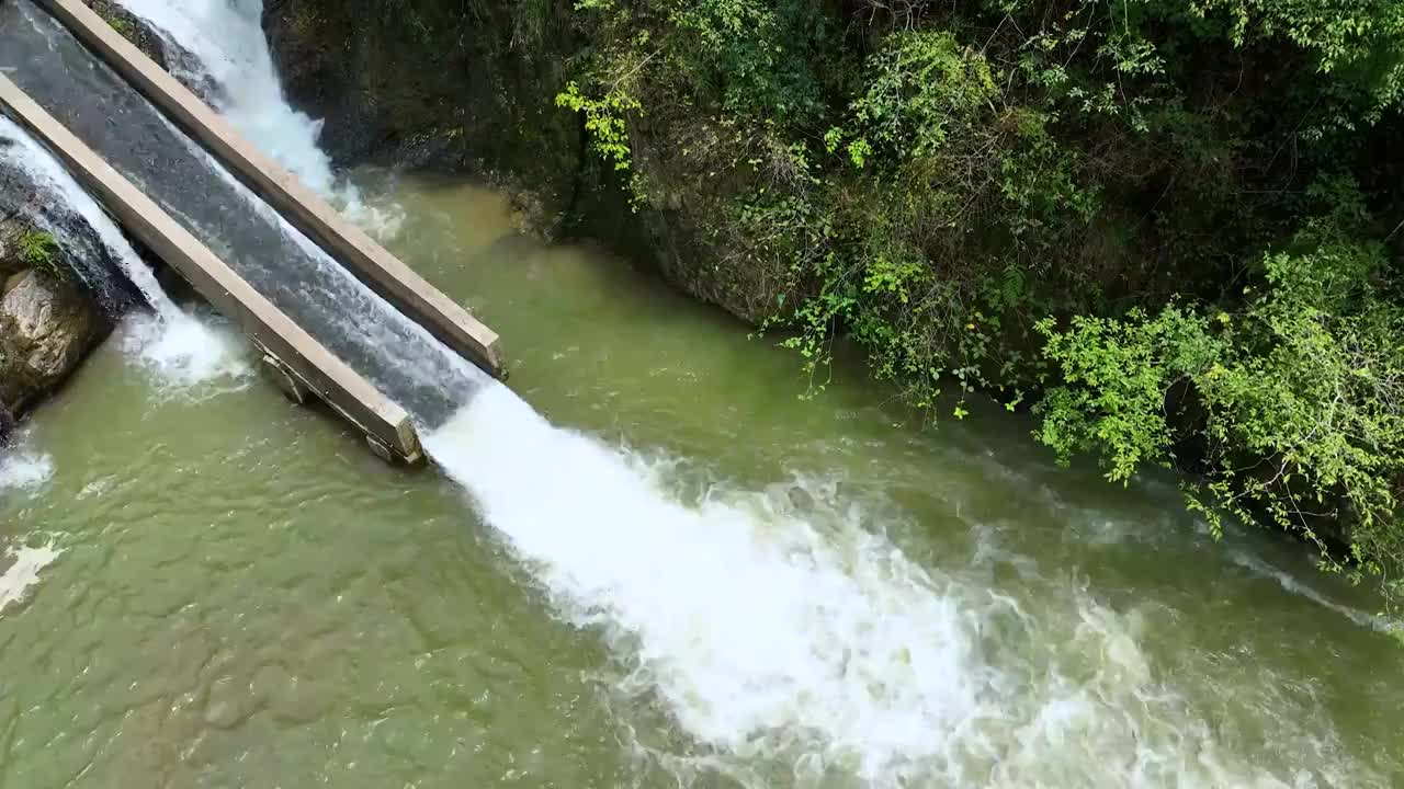 漂流船激流勇进山峡谷激情航拍惊险橡皮筏艇视频素材