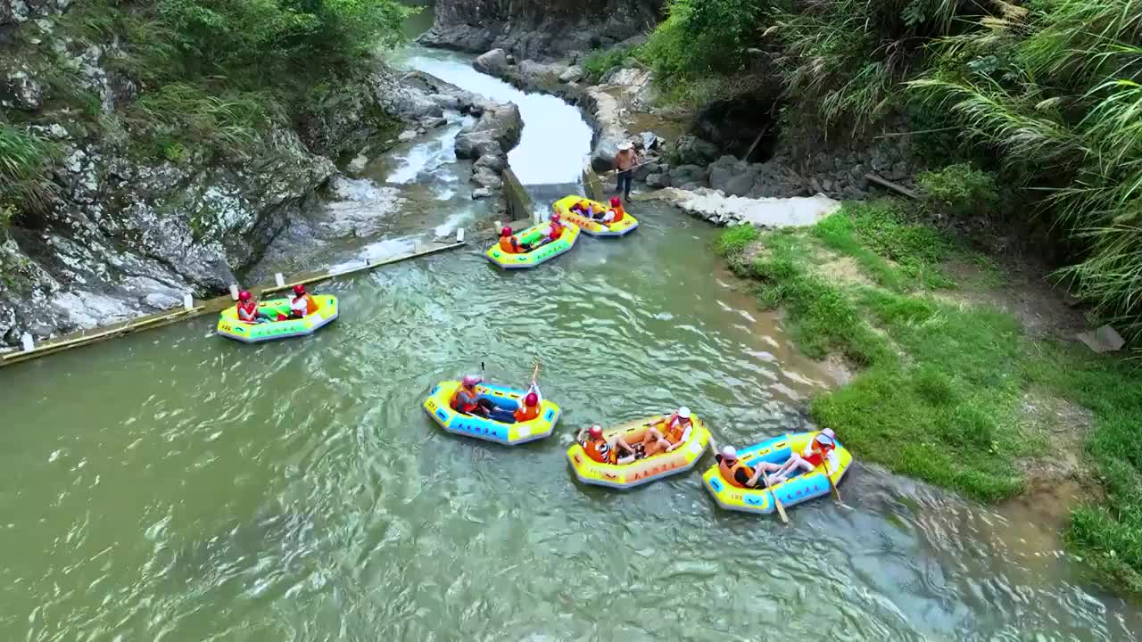 漂流激流勇进山峡谷激情航拍打水仗橡皮筏艇视频素材