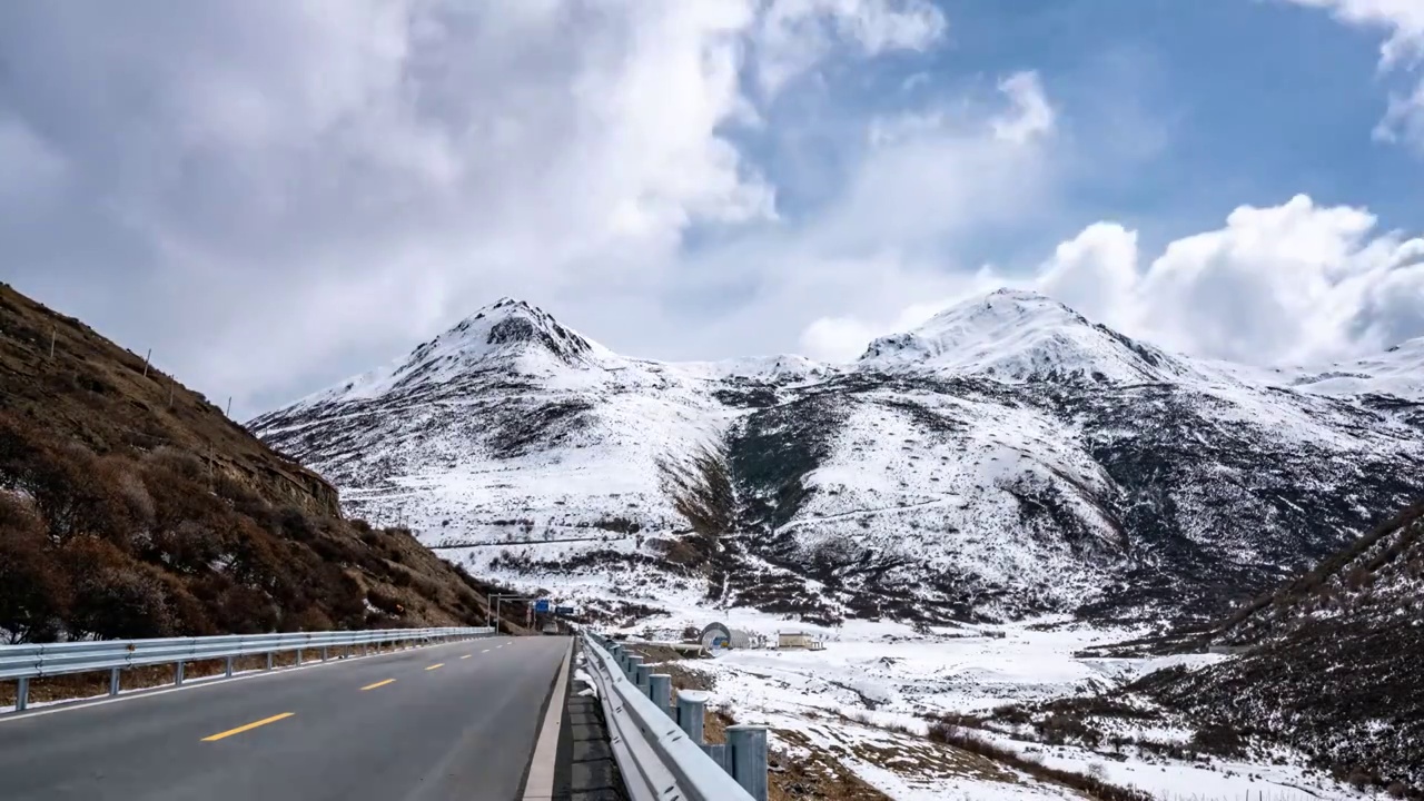 蓝天白云下的道路延时摄影雪宝顶视频素材