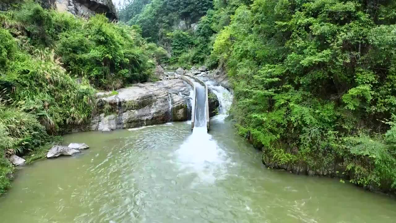 漂流山间小河溪谷一镜到底空场景航拍视频素材