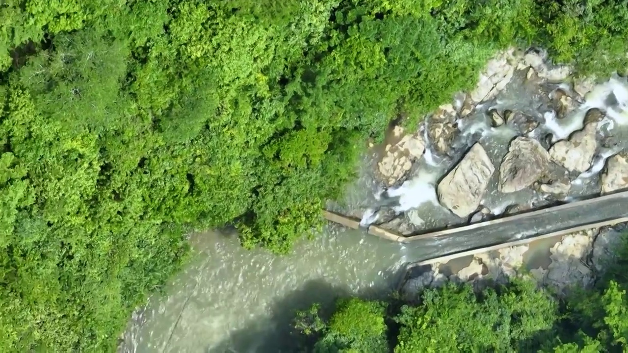 漂流团建山峡谷激情流勇进河水航俯拍橡皮船视频素材