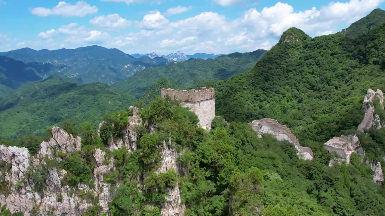 环绕航拍夏天的箭扣长城视频素材