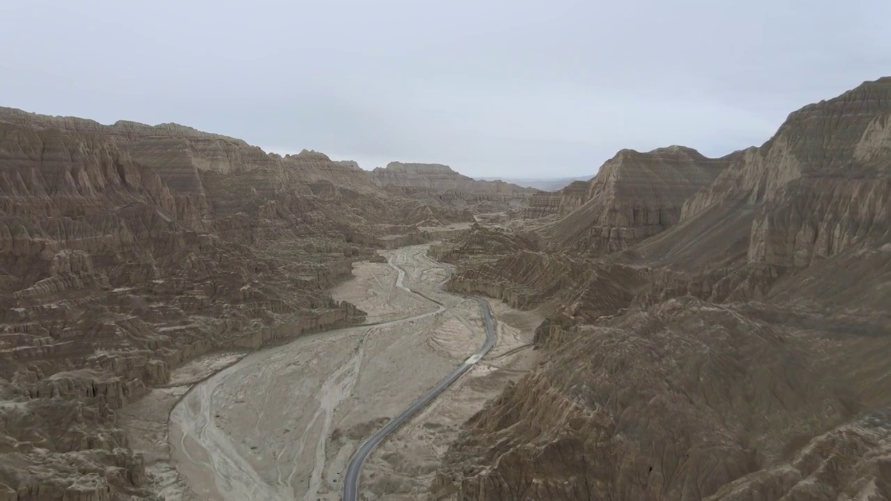 西藏阿里地区扎达县扎达土林霞义沟视频素材