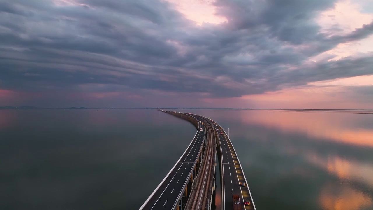 暴风雨来临前的石臼湖特大桥视频素材