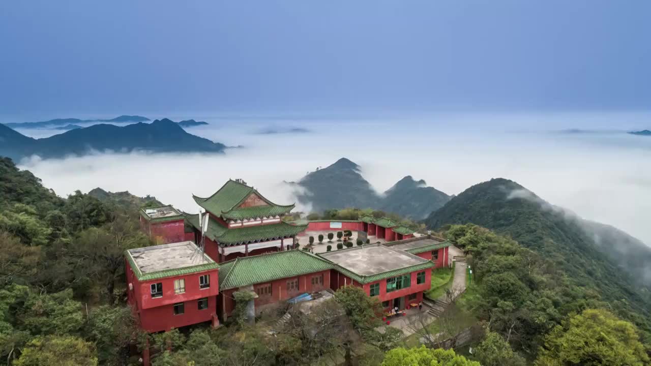 湖南莽山山顶寺庙云海风光延时视频素材