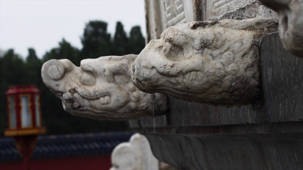 夏季雨天天坛圜丘汉白玉龙吐水视频素材