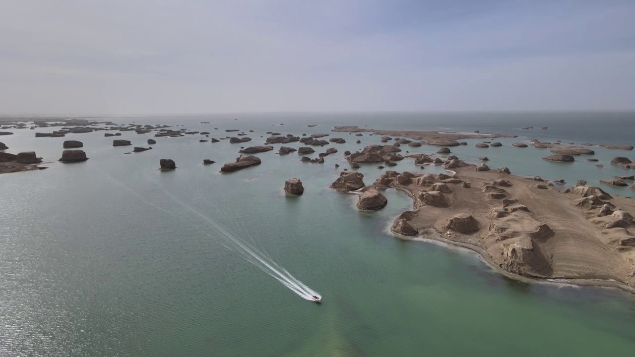 青海海西大柴旦乌素特(水上)雅丹地质公园视频素材