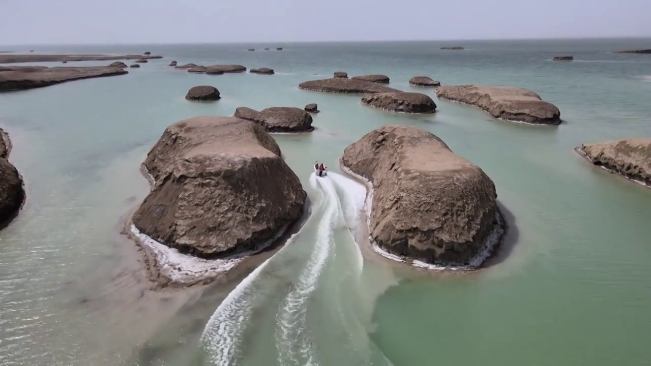 青海海西大柴旦乌素特(水上)雅丹地质公园视频素材