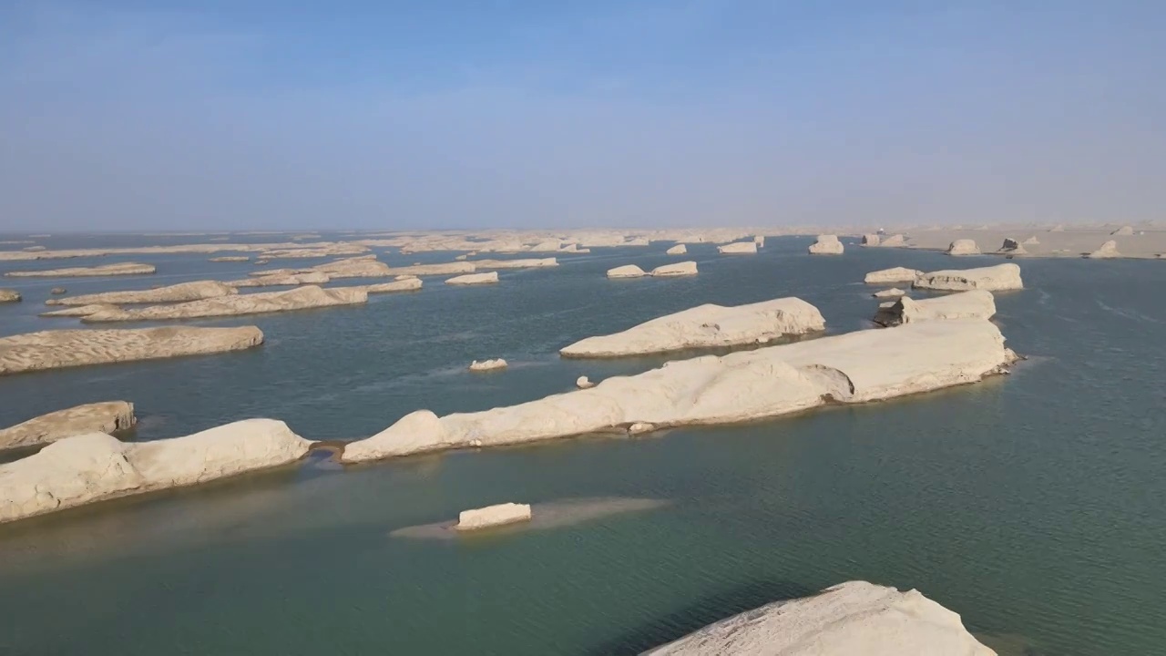 青海海西大柴旦乌素特(水上)雅丹地质公园视频素材