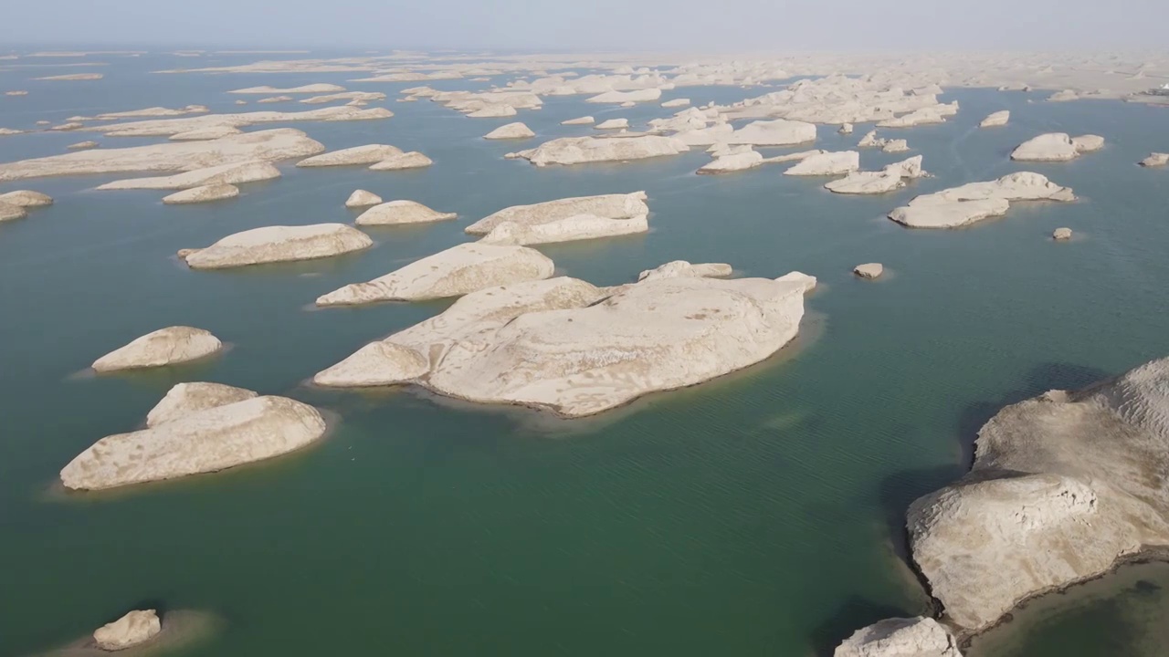 青海海西大柴旦乌素特(水上)雅丹地质公园视频素材