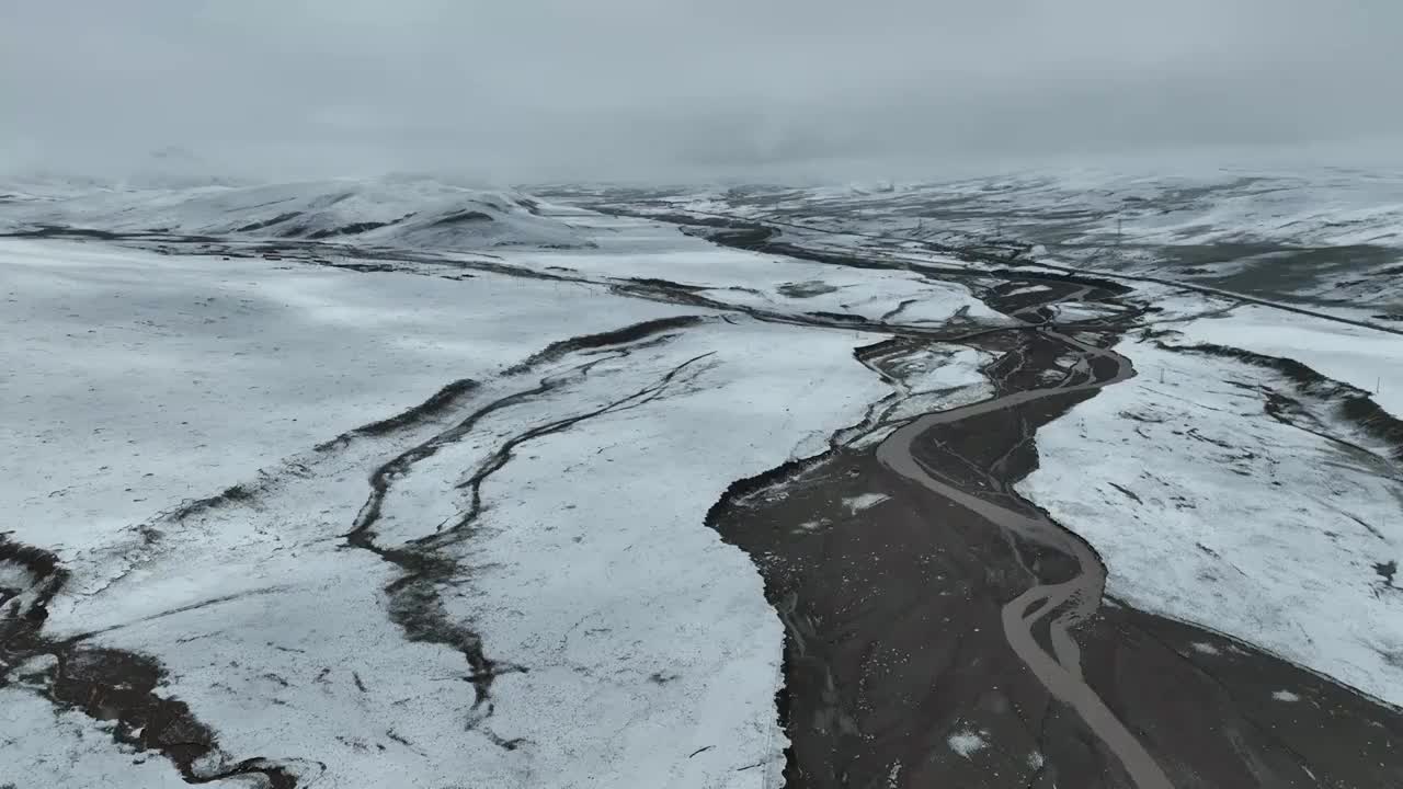 西藏那曲：七月雪后高原风光视频素材