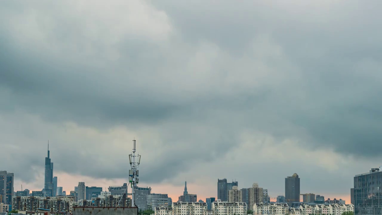 暴雨来临前后的南京城市天际线视频素材