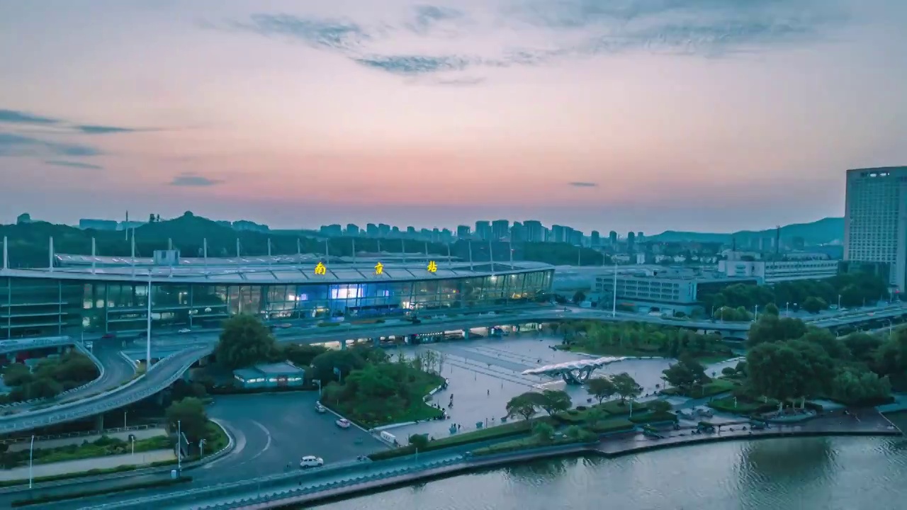 航拍南京站夜转日日出延时视频素材