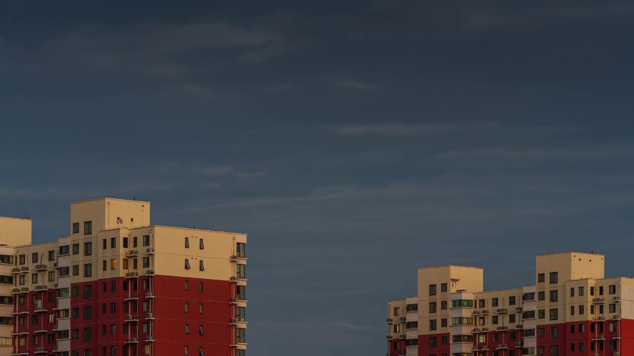 夏天傍晚北京住宅区晚霞夕阳延时视频素材