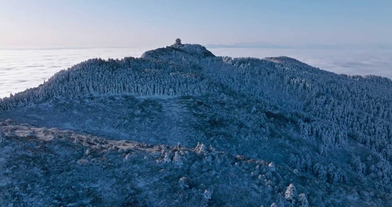 峨眉山万佛顶冬日云海雪景航拍视频素材