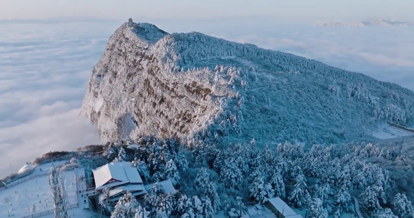 峨眉山万佛顶冬日云海雪景航拍视频素材