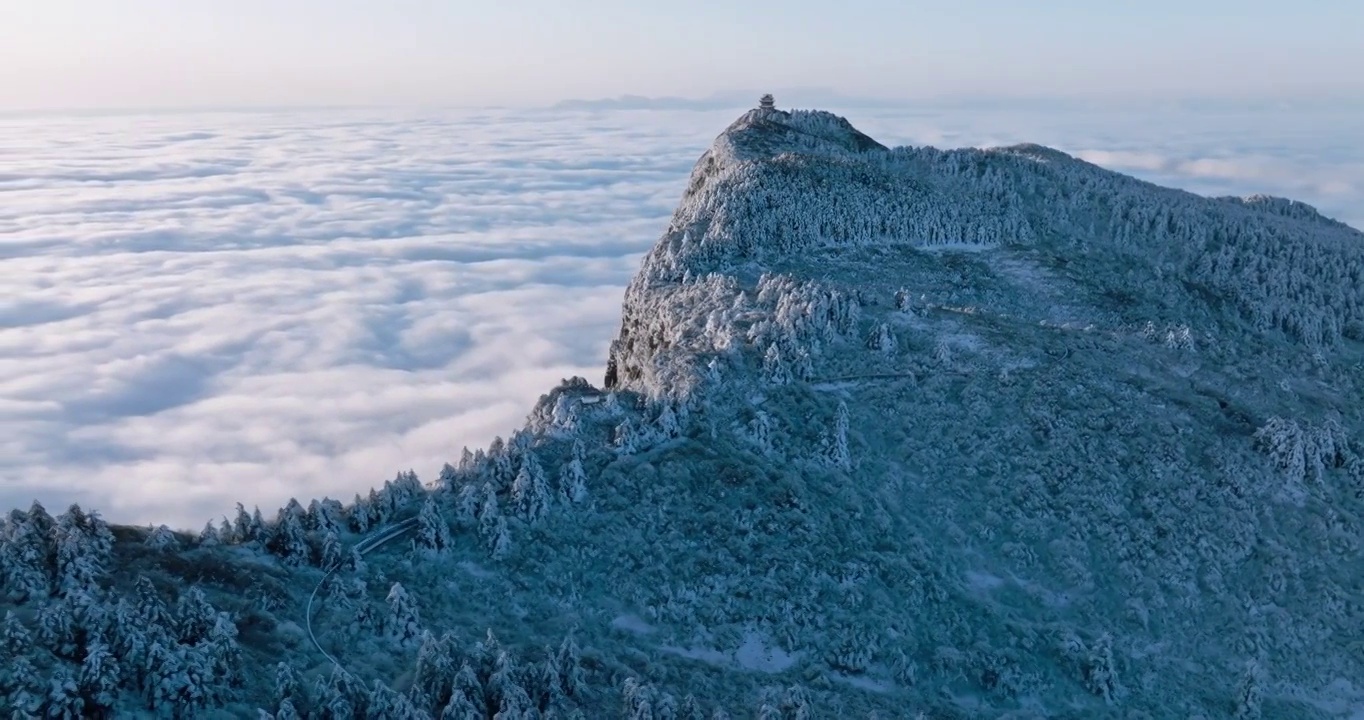 峨眉山万佛顶冬日云海雪景航拍视频素材