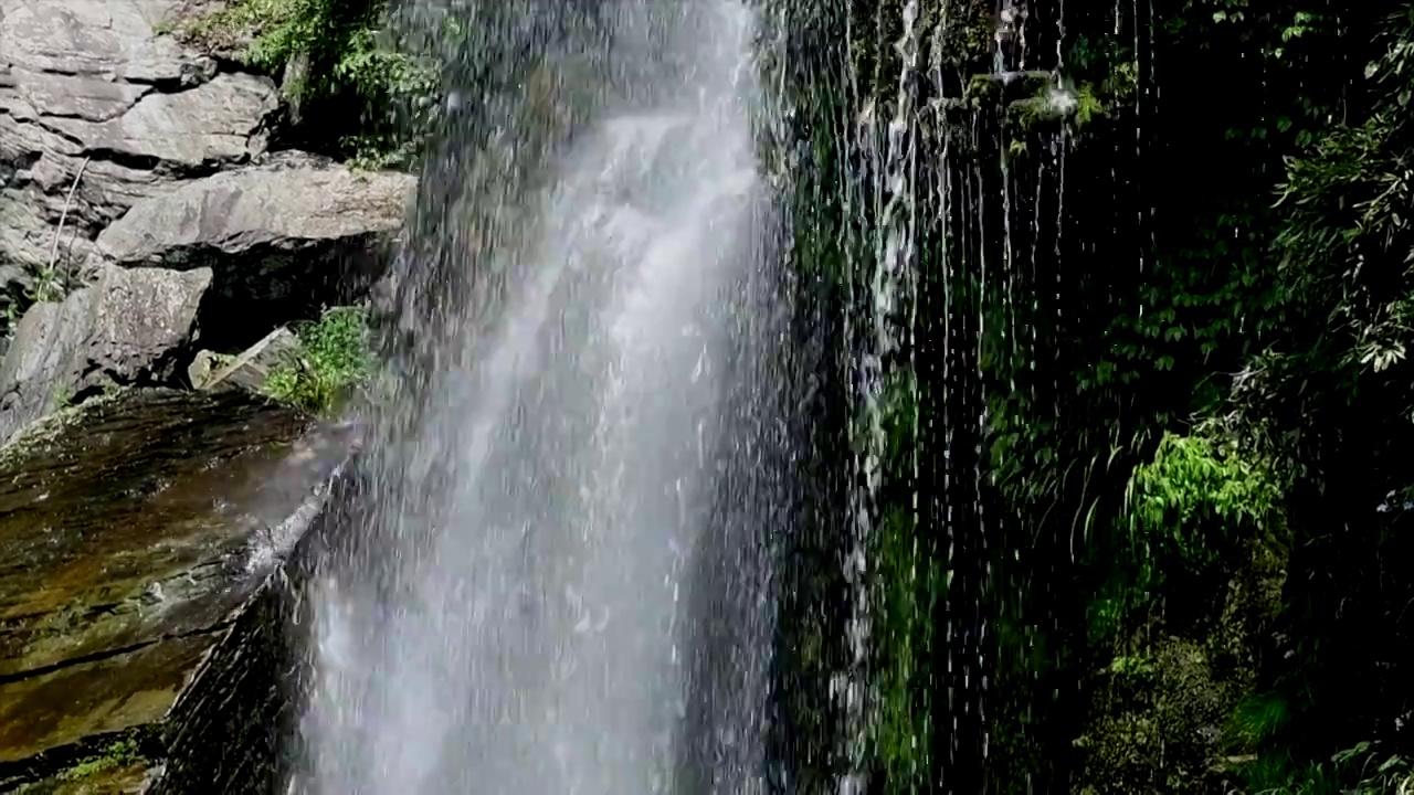 张家界八大公山瀑布升格拍摄视频素材