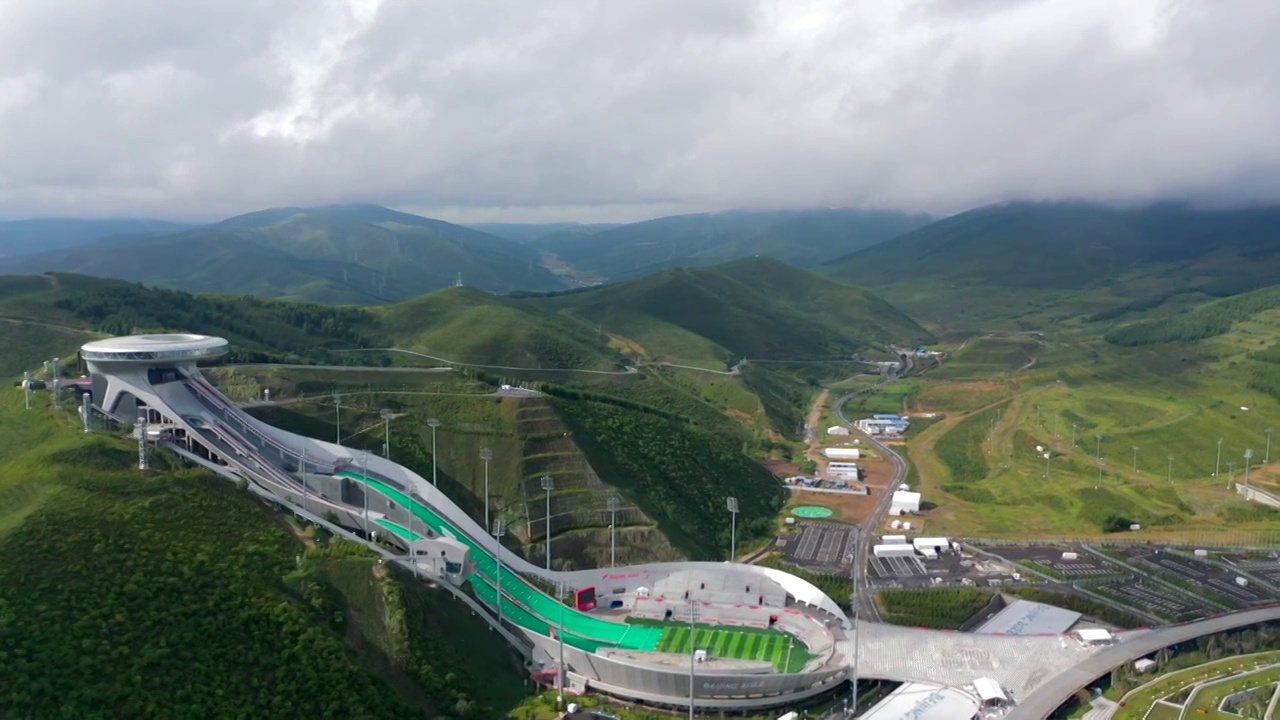 航拍夏天河北张家口崇礼雪场云雾视频素材