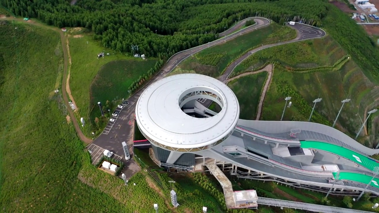 航拍夏天河北张家口崇礼雪场云雾视频素材