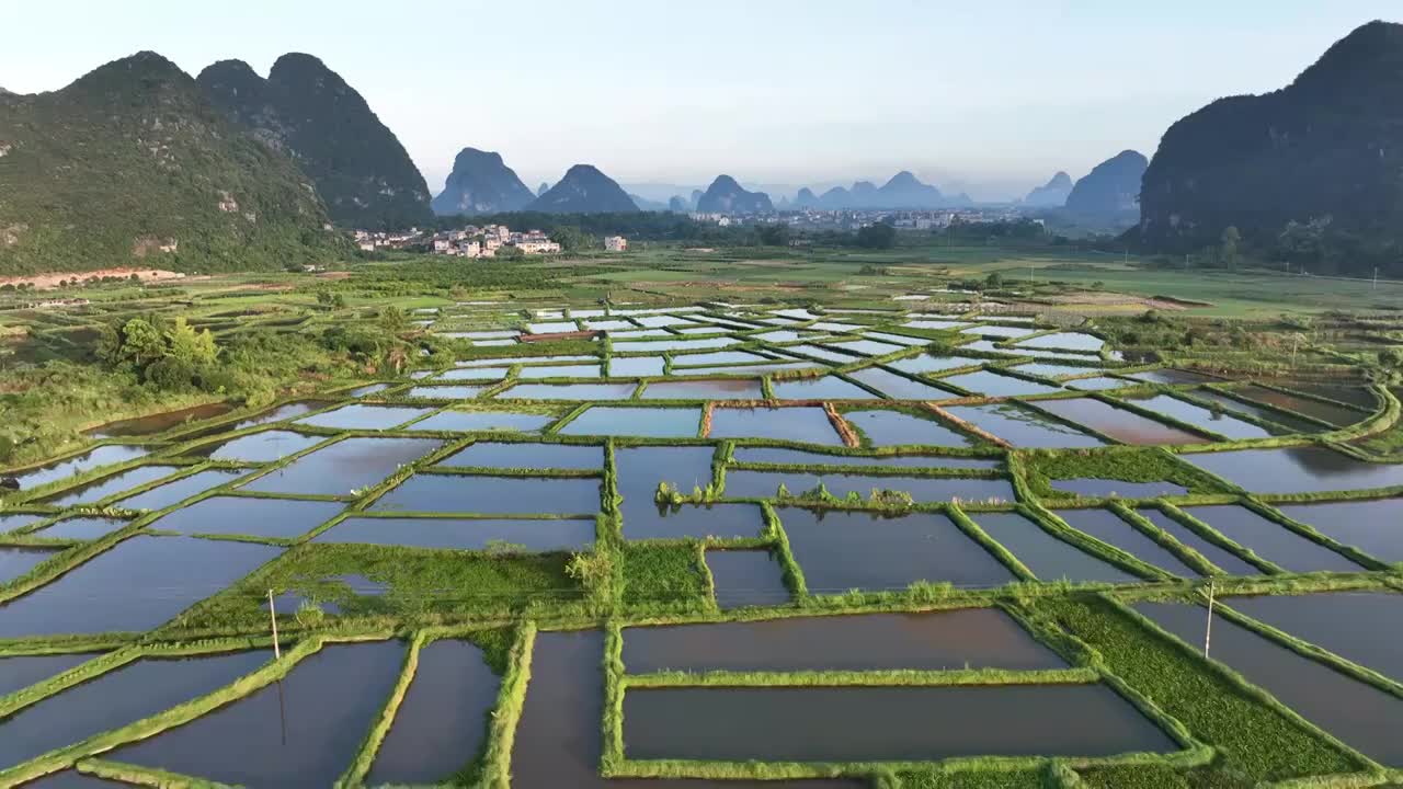 清晨阳光下桂林喀斯特地貌山峰间的玻璃田视频素材