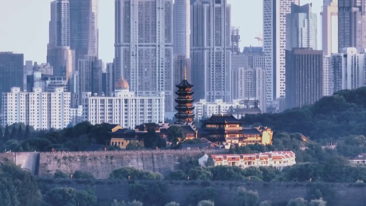 航拍南京鸡鸣寺与现代建筑视频素材