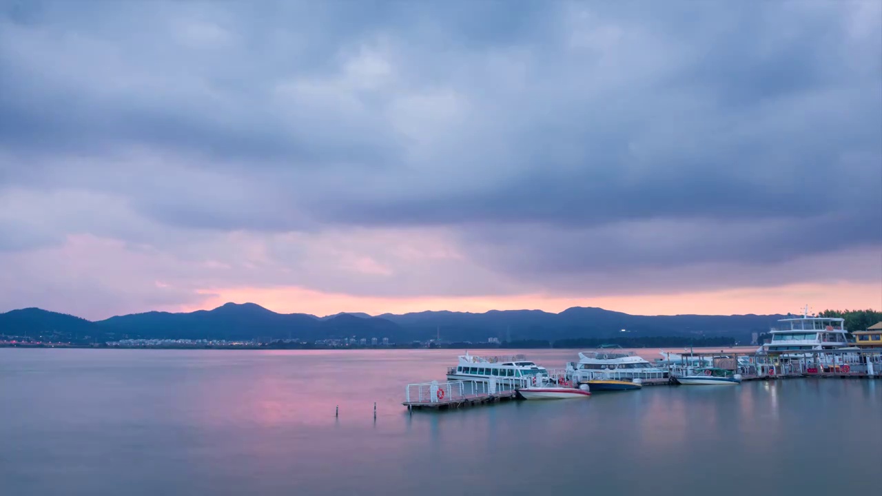 暴雨前的中国云南昆明滇池海埂游船码头视频素材