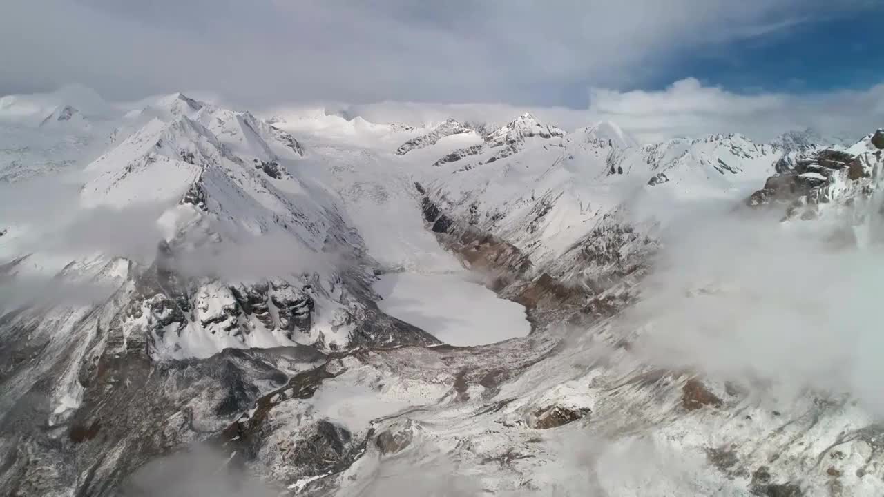 航拍青藏高原的雪山视频素材