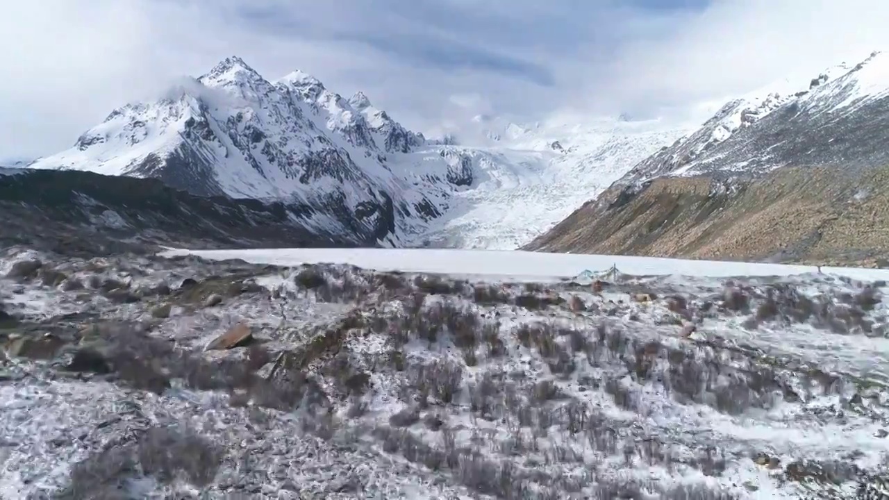 航拍西藏雪山冰川白昼风光视频素材